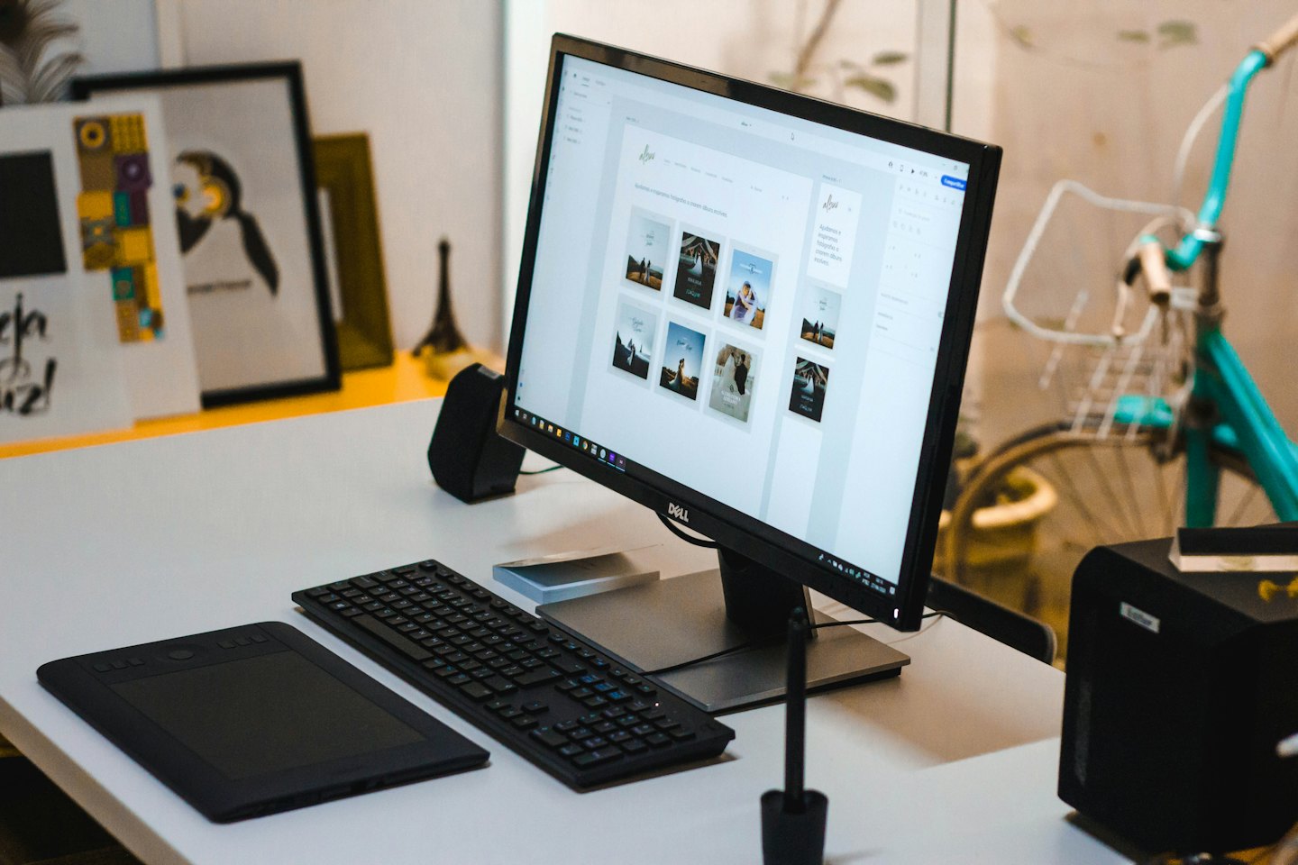 Escritorio de un diseñador gráfico con monitor Dell y tableta Wacom.